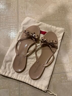 Valentino Garavani Nude Rockstud Rubber Slippers, SZ 41